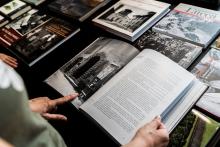 mani sfogliano un libro illustrato