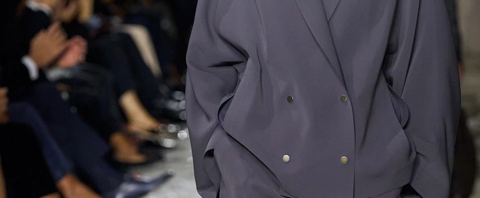 particolare di un modello che sfila
