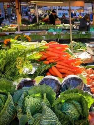 primo piano di verdure al mercato ortofrutticolo