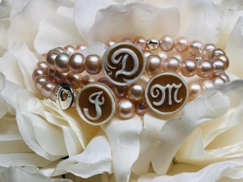 braccialetti di perle con le iniziali