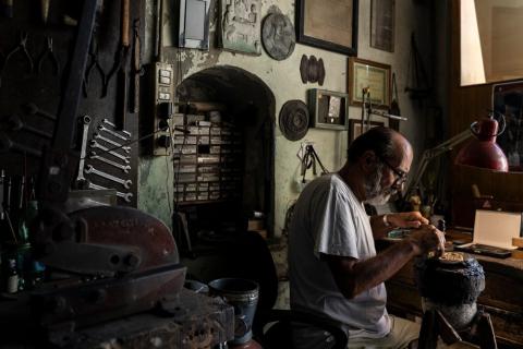 artigiano al lavoro nella bottega di nello