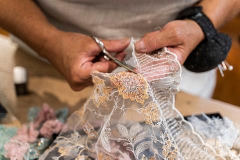 le mani della sarta tagliano un pizzo