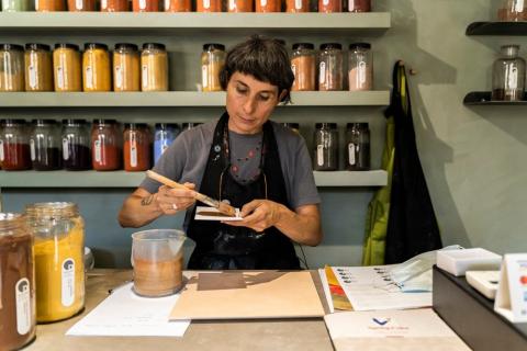 Silvia Magrini dipince una piastrella