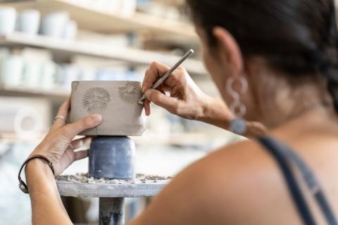 federica lavora al tornio ceramico